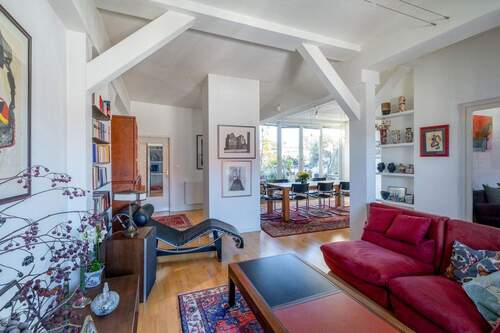 Wohnbereich mit Blick auf den Essbereich - Ruhig gelegene Dachgeschosswohnung mit Loggia und Terrasse im Bayerischen Viertel