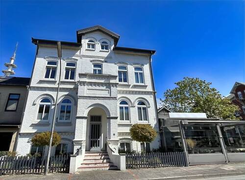 Hausansicht West - 1 Zimmer Mehrfamilienhaus, Wohnhaus zum Kaufen in Sylt