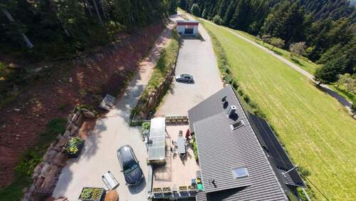 Terrasse oben und Parkplätze - 