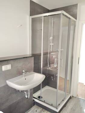 Badezimmer mit Dusche - 