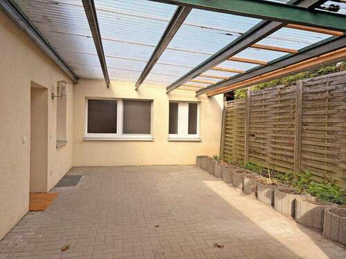 Eingangsbereich/ Terrasse (überdacht) - 4 Zimmer Etagenwohnung in Eberswalde