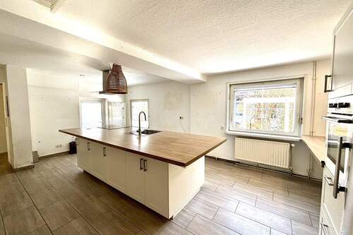 Freistehende Kücheninsel - 6 Zimmer Mehrfamilienhaus, Wohnhaus in Lübeck