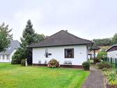 Die Straßenansicht der Immobilie - Gepflegter ebenerdiger Bungalow mit schönem Garten und zwei praktischen Garagen