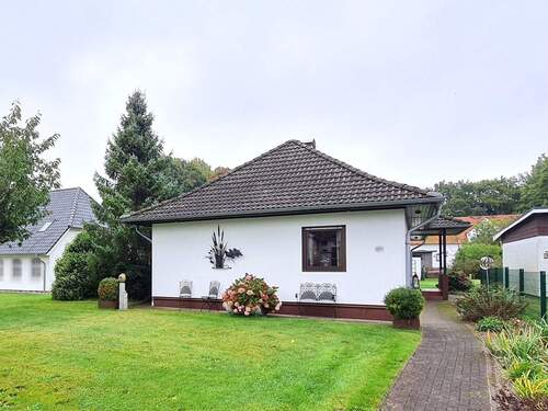 Die Straßenansicht der Immobilie - Gepflegter ebenerdiger Bungalow mit schönem Garten und zwei praktischen Garagen