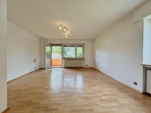 Wohnzimmer mit Zugang zum Balkon - 3 Zimmer Etagenwohnung in Ingolstadt