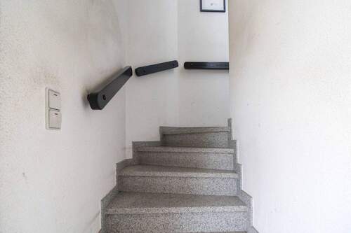 Treppenaufgang zur Einliegerwohnung - 