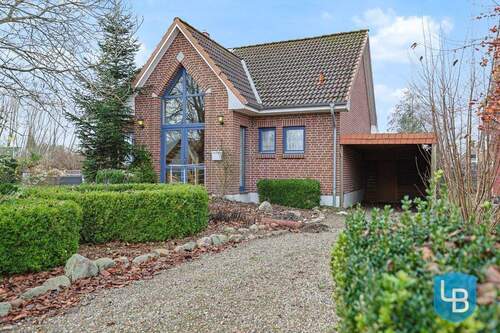 Einfamilienhaus mit Carport - 