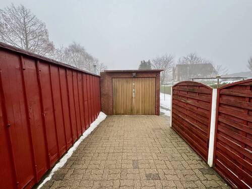 Auffahrt und Garage - 