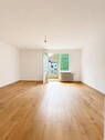 Wohnzimmer mit Balkon - 3 Zimmer Etagenwohnung in Berlin