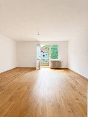 Wohnzimmer mit Balkon - 3 Zimmer Etagenwohnung in Berlin