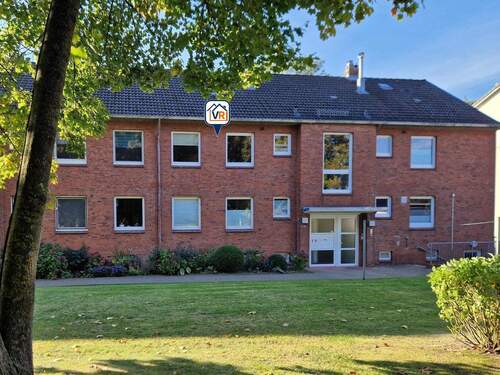 Blick auf das Mehrfamilienhaus - Solide Eigentumswohnung in zentraler Lage Husums