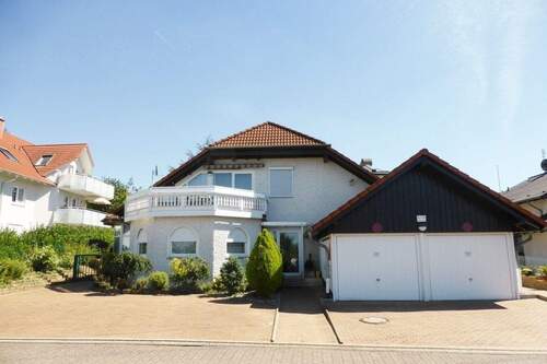 Straßenseite, Eingangsbereich, Stellplätze - Attraktive Büro-Praxisfläche in Niestetal-Sandershausen