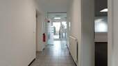 Flur, Blick zum Eingang - Büro zur Miete in Niestetal