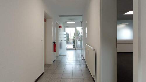 Flur, Blick zum Eingang - Büro zur Miete in Niestetal