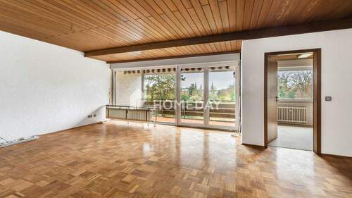 2. OG Wohnzimmer 1 - Großzügige 115 m² Etagenwohnung mit zusätzlichem DG-Zimmer, Loggia und sofortiger Bezugsfreiheit