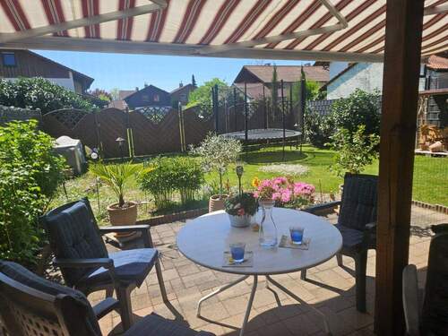 Ansicht Terrasse mit Markisse - 5 Zimmer Doppelhaushälfte in Kastl