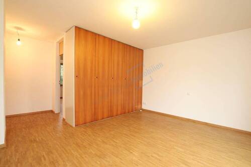 SCHLAFZIMMER MIT EINBAUSCHRANK - 