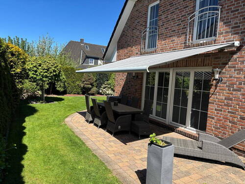 Terrasse seitlich - Einfamilienhaus mit 143,60 m&sup2; in Tangstedt zum Kaufen