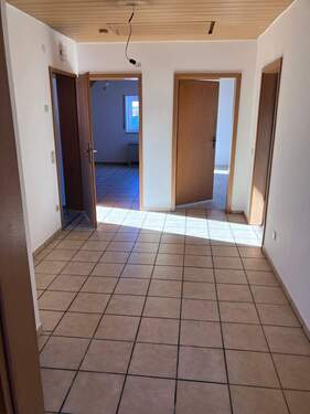 Flur/Diele - Renovierte 3-Zi.-DGW mit Gartenanteil - 91056 Erlangen-Hüttendorf