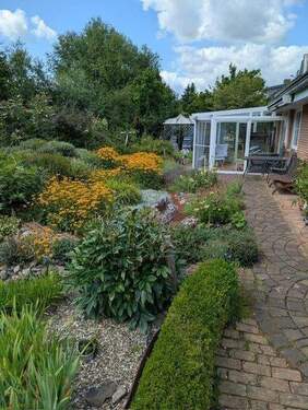 Garten Teilansicht Sommer - Schöner Bungalow mit großzügigem Grundstück und Wintergarten im Herzen von Wultten