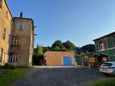 Hof mit Mehrzweckhalle - 