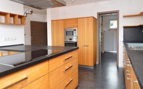 Küche - Blick zur Vorratskammer - 