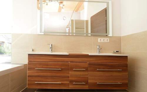 geräumiges Badezimmer im Dachgeschoss mit Doppelwaschtisch - 