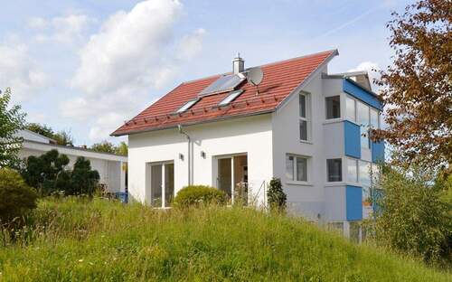 Aussenansicht vom Garten mit Blick auf die Terrasse - Eingang Wohnimmer EG - 