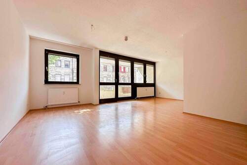 Wohnzimmer - 3 Zimmer Etagenwohnung zum Kaufen in Nürnberg