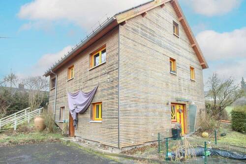 Haus von Außen - Eigenheim für Ruheliebende mit großen Garten, Terrasse und Garage in Waldrandlage