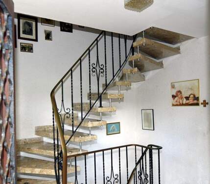 Treppenaufgang - Erdgeschoss - Obergeschoss - 