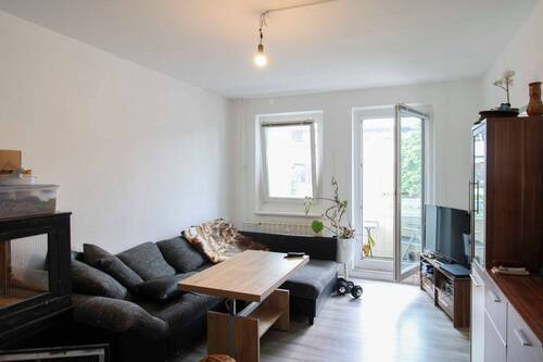 02. Wohnzimmer - Ansprechender Zustand: 2-Zi.-Etagenwohnung in Berlin zur Selbstnutzung