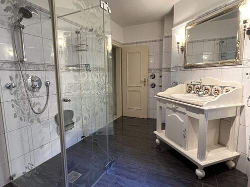 Badezimmer mit Dusche - 