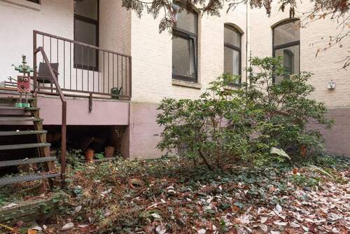 Blick aus Gemeinschaftsgarten auf Balkon - 