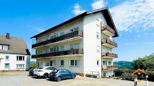Hausansicht - Sorpesee: 88m² 3 Zi. KDB mit Fernsicht, neuem Bad, neuer Küche und Balkon in Langscheid