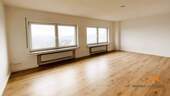 Wohnzimmer mit Fernblick - 3 Zimmer Etagenwohnung zur Miete in Sundern