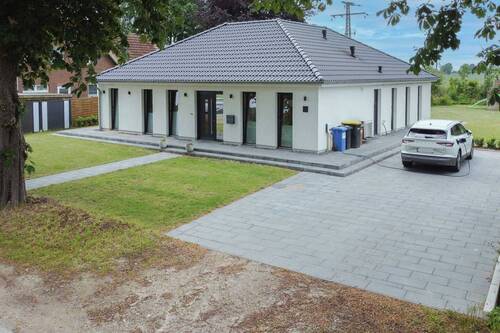 Ansicht Auffahrt - Familienidylle in Wassernähe: Stilvoller Bungalow mit 5 Zimmern auf großzügigem Grundstück