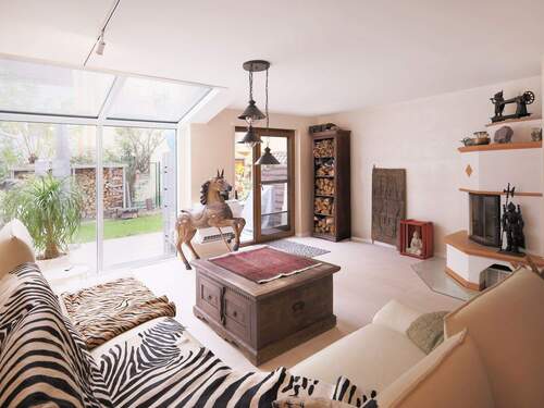 Heller, offener Wohnbereich mit Kamin und Gartenblick - Modernisiertes Reihenmittelhaus: Flexibles Wohnkonzept mit zwei Tiefgaragenstellplätzen