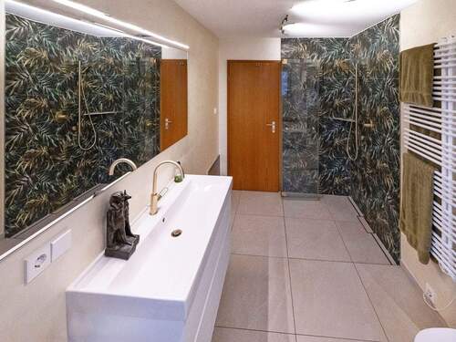 Stilvolles, modernes Badezimmer mit bodengleicher Dusche und WC - 3 Zimmer Reihenmittelhaus in Asperg