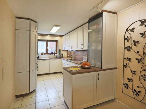 Moderne, neuwertige Küche mit viel Stauraum - 