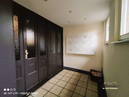 Haustür - Etagenwohnung mit 74,20 m&sup2; in Bitterfeld zum Kaufen