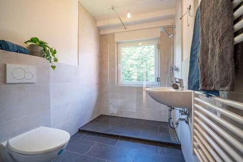 Saniertes Duschbad mit Fußbodenheizung - Etagenwohnung mit 55,00 m&sup2; in Bielefeld zur Miete