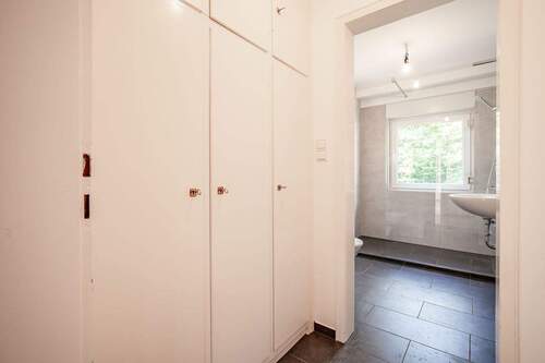 Weitere Einbauschränke sorgen für viel Stellfläche - 