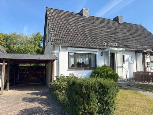 Vorderansicht - Gepflegte DHH zur Renovierung mit Vollkeller und Carport in beliebter gefragter Ortslage