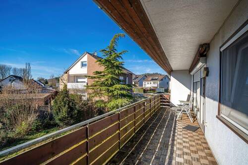 Die weitläufige Loggia ist über das Wohnzimmer begehbar. - 