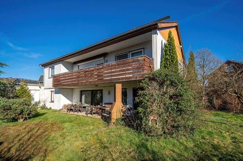 Der großzügige Garten bietet Platz zum Spielen und Entspannen. - 