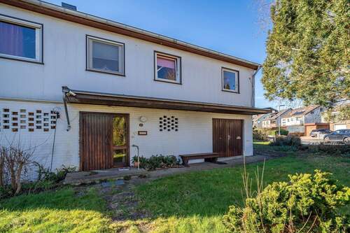 Die Immobilie liegt in einer ruhigen Wohnstraße. - 