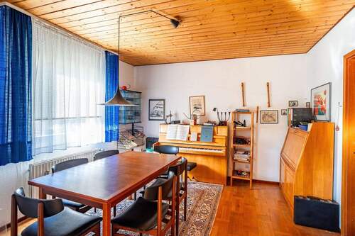 Das angrenzende Esszimmer ist ebenfalls mit Parkett ausgestattet. - Einfamilienhaus mit 150,80 m&sup2; in Halle (Westfalen) zum Kaufen