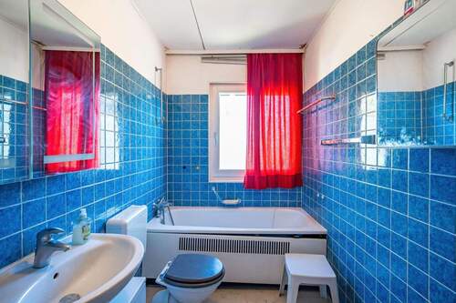 Das Wannenbad stammt aus dem Baujahr. - 