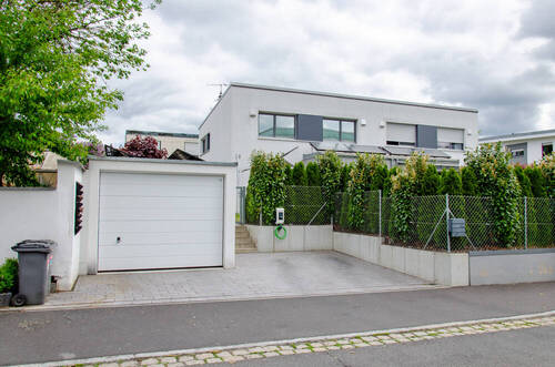 Garage und Stellplatz - 